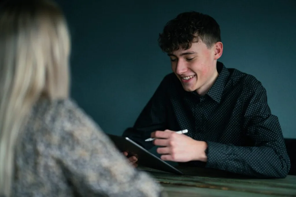 Joram bespreekt een ontwerp met een klant