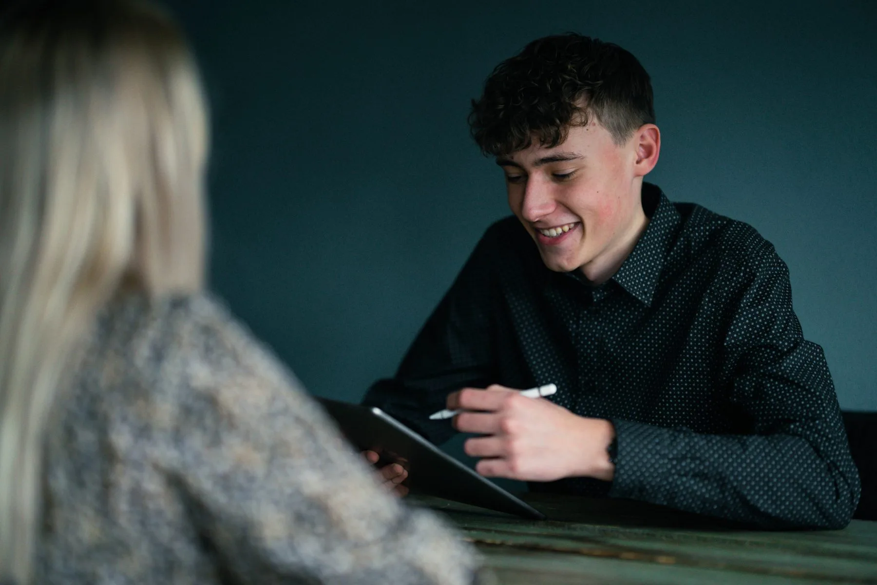 Joram bespreekt een ontwerp met een klant