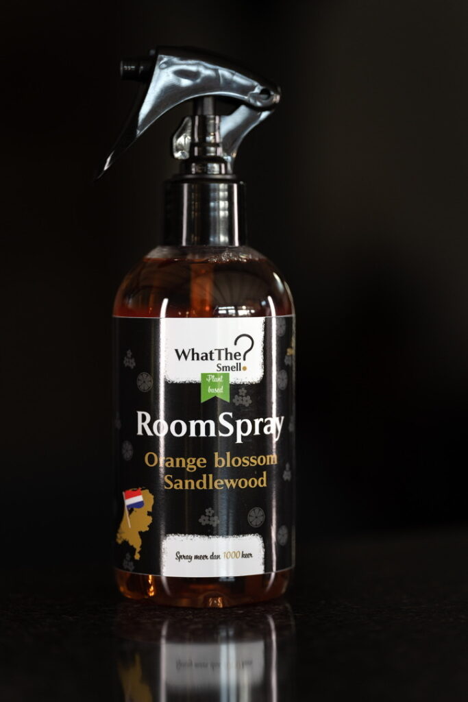 WhatTheSmell RoomSpray op een donkere ondergrond