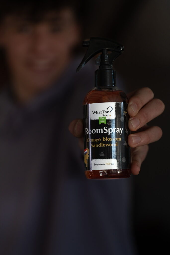 De WhatTheSmell RoomSpray in de hand