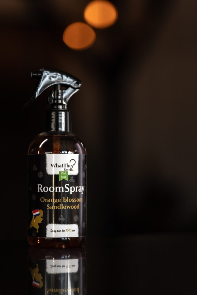 De WhatTheSmell RoomSpray in sfeervol licht